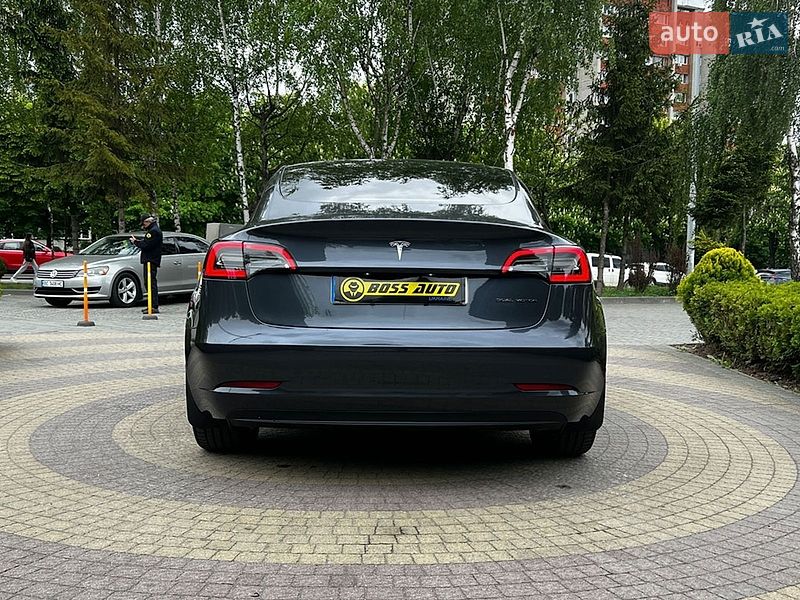 Седан Tesla Model 3 2023 в Львове