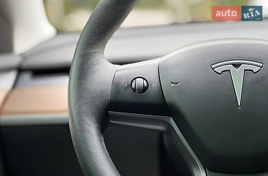 Седан Tesla Model 3 2023 в Львове