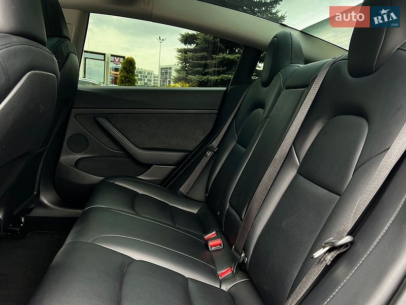 Седан Tesla Model 3 2023 в Львове