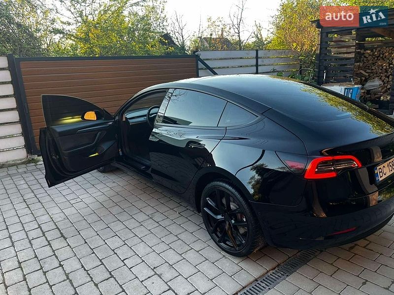 Седан Tesla Model 3 2022 в Львові