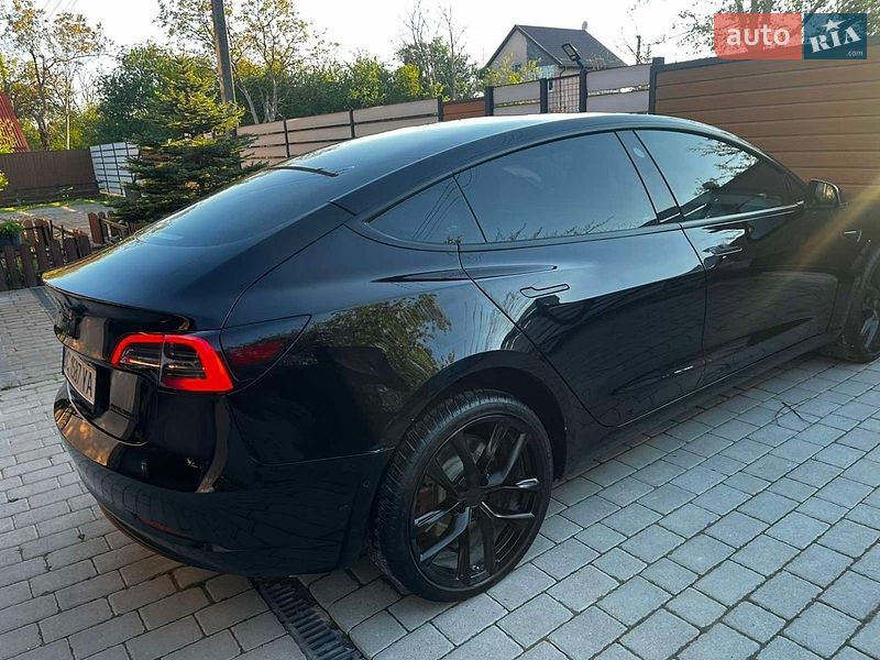 Седан Tesla Model 3 2022 в Львове