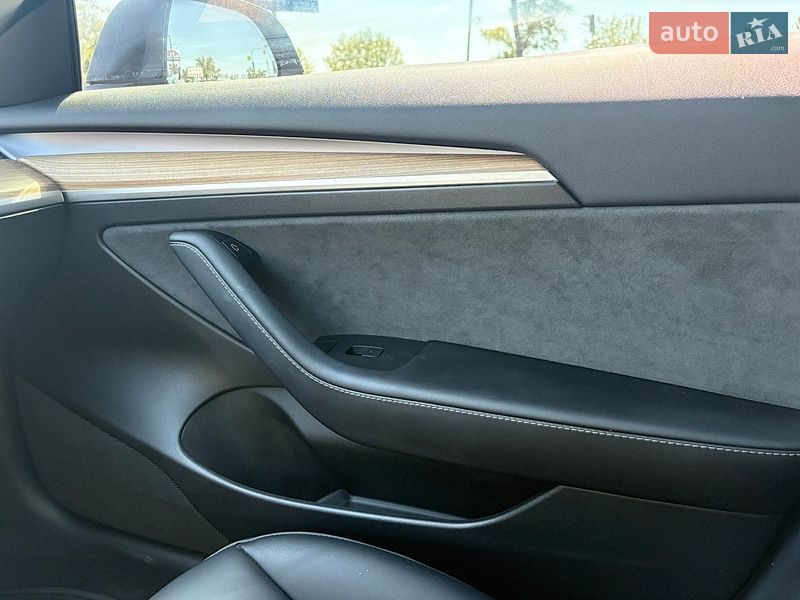 Седан Tesla Model 3 2023 в Києві