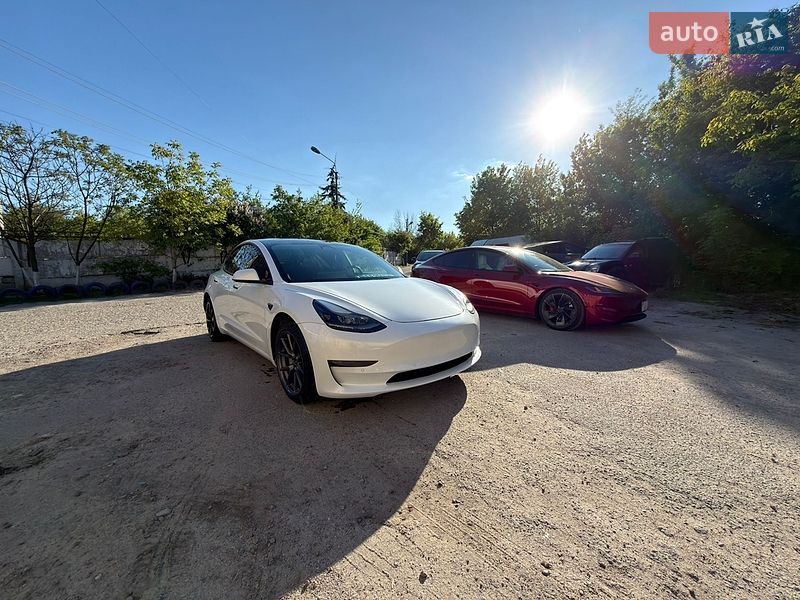 Седан Tesla Model 3 2022 в Киеве