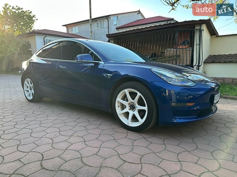 Седан Tesla Model 3 2019 в Луцке