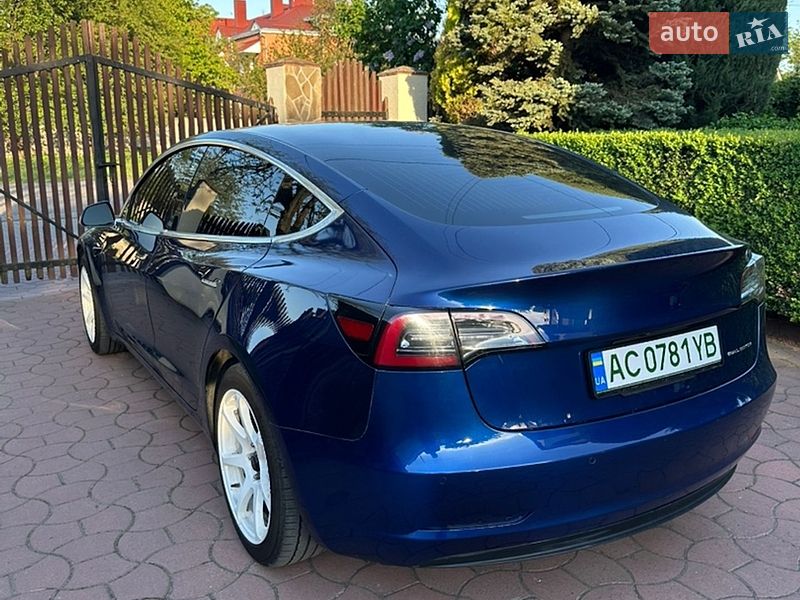 Седан Tesla Model 3 2019 в Луцьку