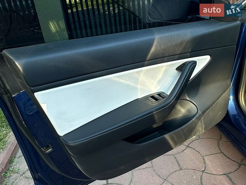 Седан Tesla Model 3 2019 в Луцьку