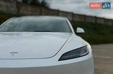 Седан Tesla Model 3 2024 в Южному