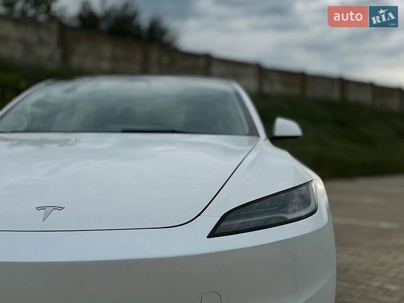 Седан Tesla Model 3 2024 в Южному