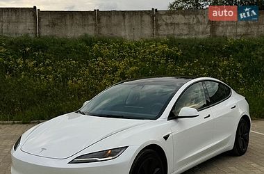 Седан Tesla Model 3 2024 в Южному