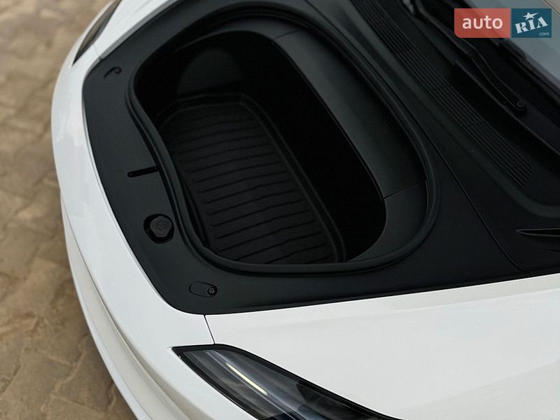 Седан Tesla Model 3 2024 в Южному