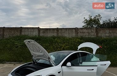 Седан Tesla Model 3 2024 в Южному