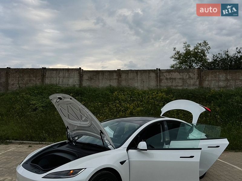 Седан Tesla Model 3 2024 в Южному