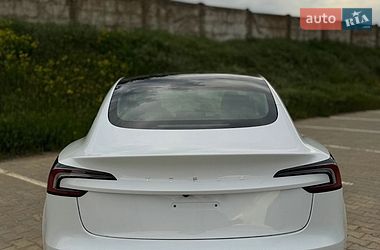 Седан Tesla Model 3 2024 в Южному