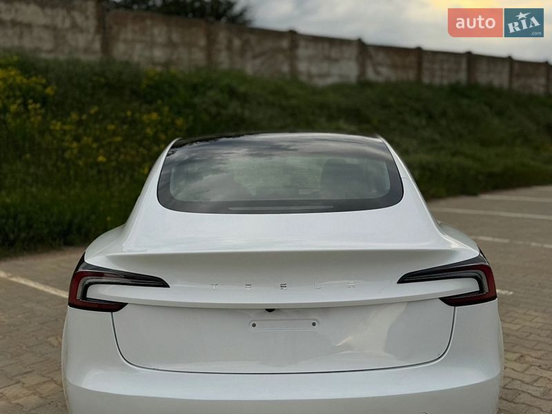 Седан Tesla Model 3 2024 в Южному