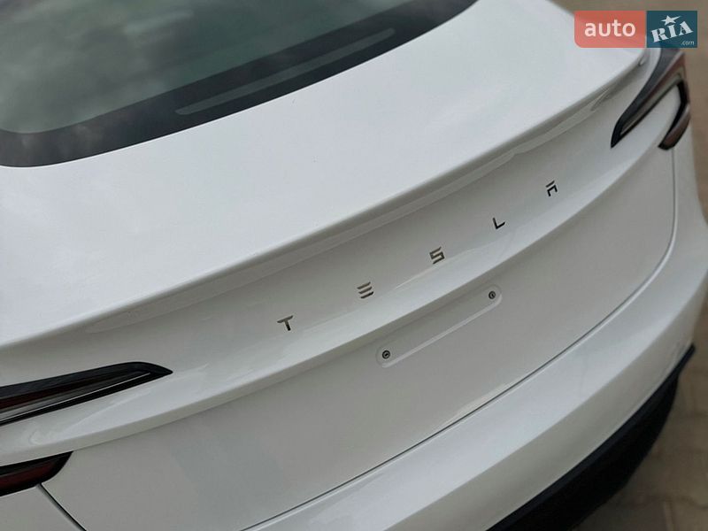 Седан Tesla Model 3 2024 в Южному