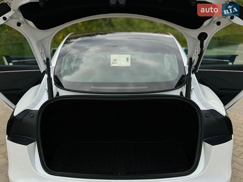 Седан Tesla Model 3 2024 в Южному