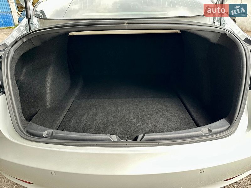 Седан Tesla Model 3 2018 в Кам'янському