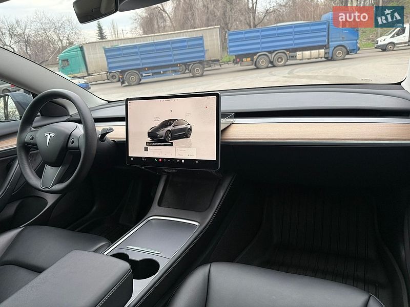 Седан Tesla Model 3 2023 в Днепре