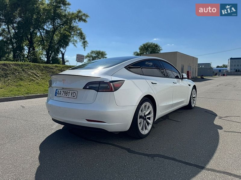Седан Tesla Model 3 2023 в Києві