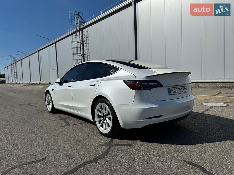 Седан Tesla Model 3 2023 в Києві