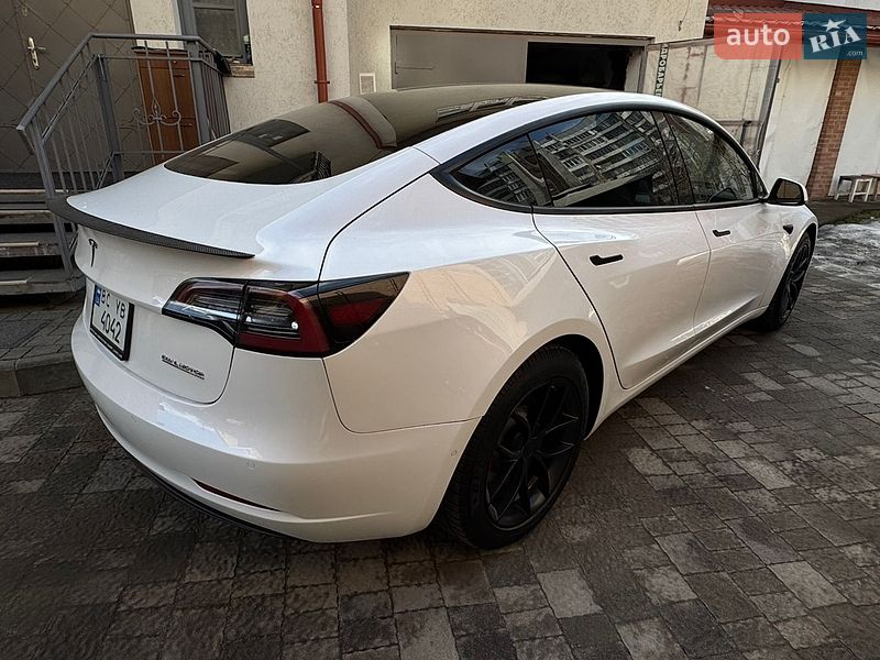 Седан Tesla Model 3 2021 в Львові