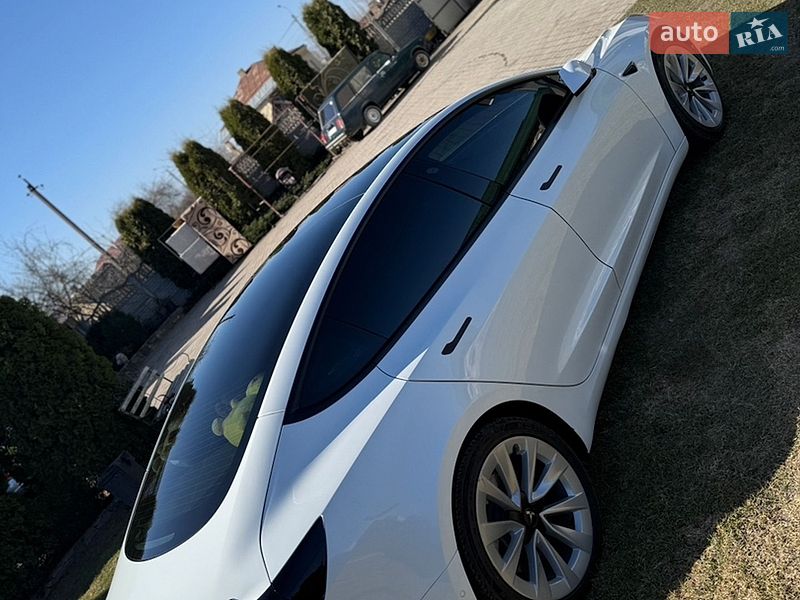 Седан Tesla Model 3 2022 в Львове