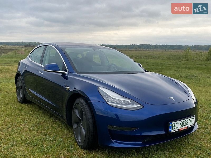 Седан Tesla Model 3 2018 в Великих Мостах