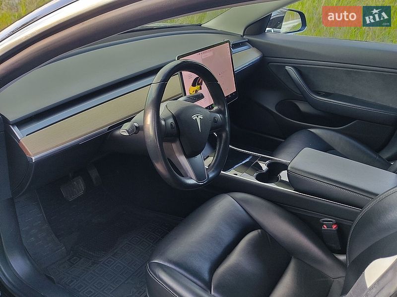 Седан Tesla Model 3 2019 в Кам'янському