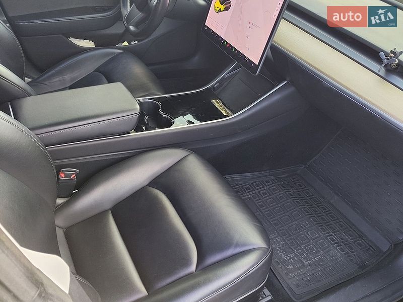 Седан Tesla Model 3 2019 в Кам'янському