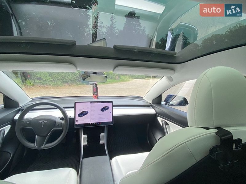 Седан Tesla Model 3 2019 в Львові
