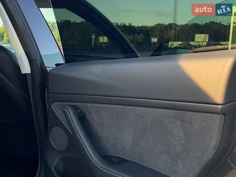 Седан Tesla Model 3 2022 в Киеве