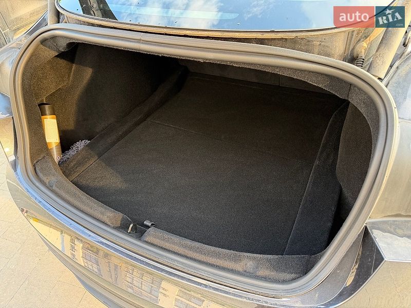 Седан Tesla Model 3 2024 в Львові