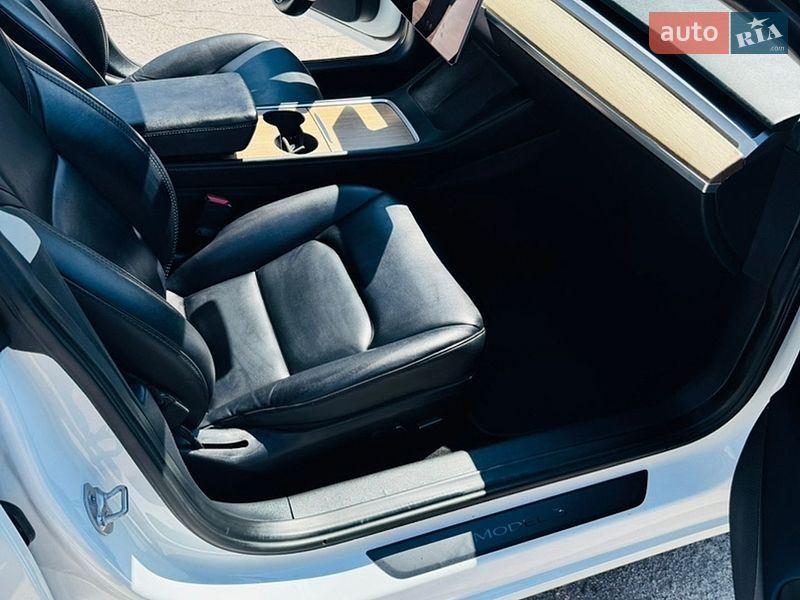 Седан Tesla Model 3 2021 в Верхньодніпровську