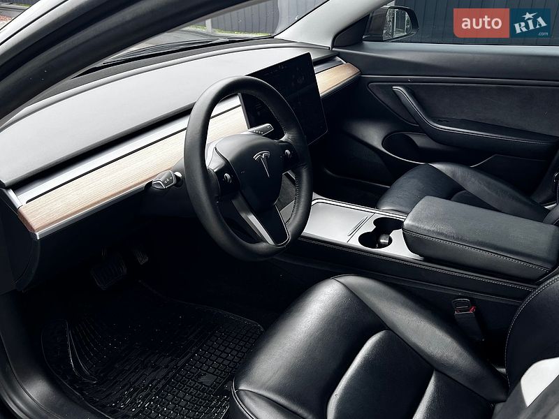 Седан Tesla Model 3 2021 в Самборі