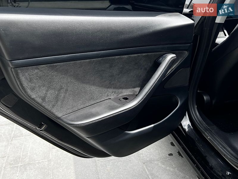 Седан Tesla Model 3 2021 в Самборі