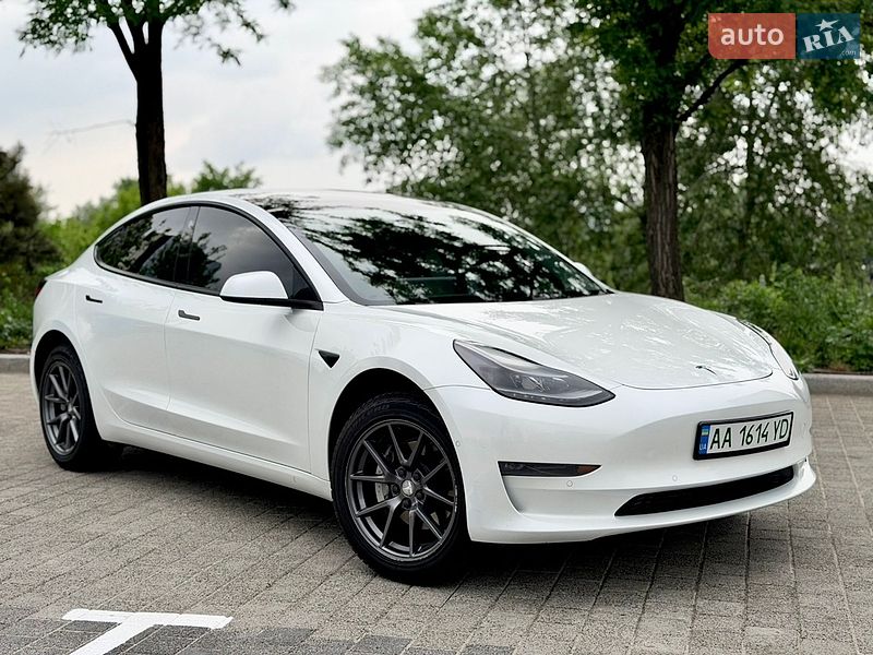 Седан Tesla Model 3 2021 в Киеве