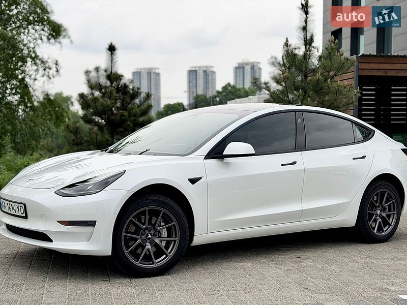 Седан Tesla Model 3 2021 в Киеве