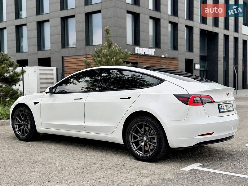 Седан Tesla Model 3 2021 в Киеве