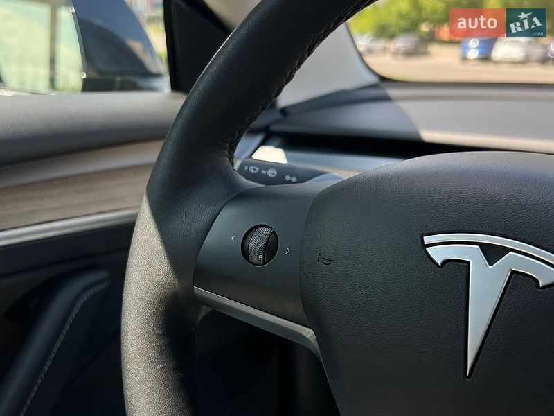 Седан Tesla Model 3 2022 в Львове