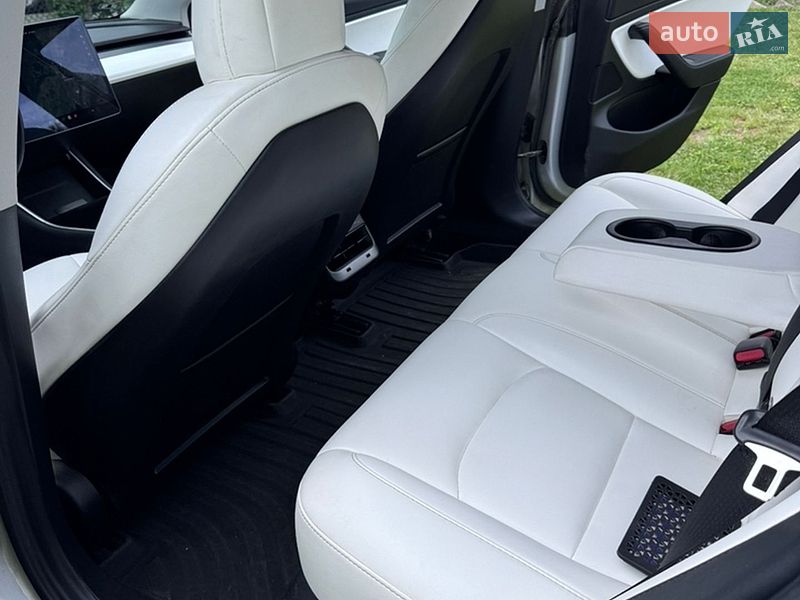 Седан Tesla Model 3 2018 в Великих Мостах