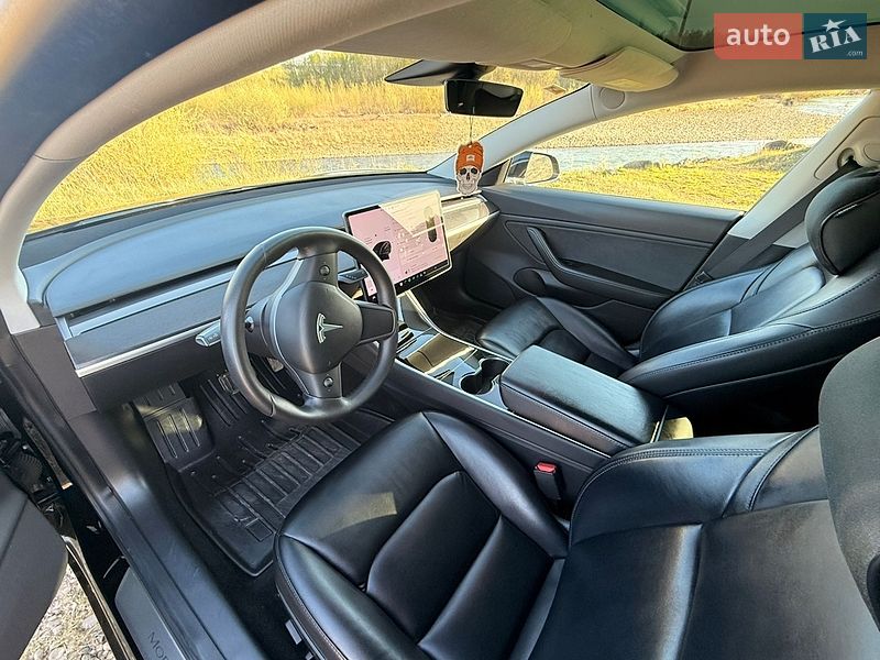Седан Tesla Model 3 2019 в Калуше