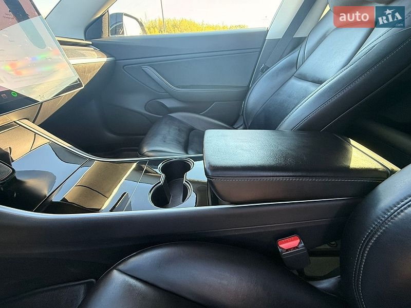 Седан Tesla Model 3 2019 в Калуше