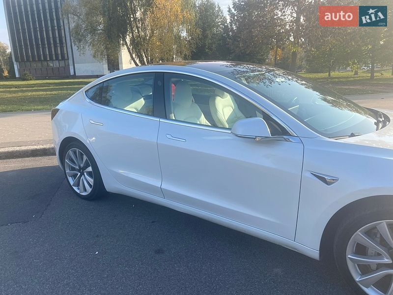 Седан Tesla Model 3 2019 в Чернигове