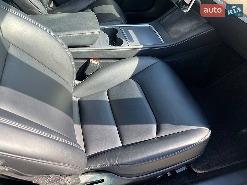 Седан Tesla Model 3 2021 в Калиновке