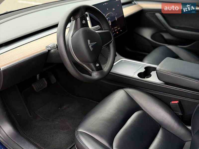 Седан Tesla Model 3 2022 в Черновцах