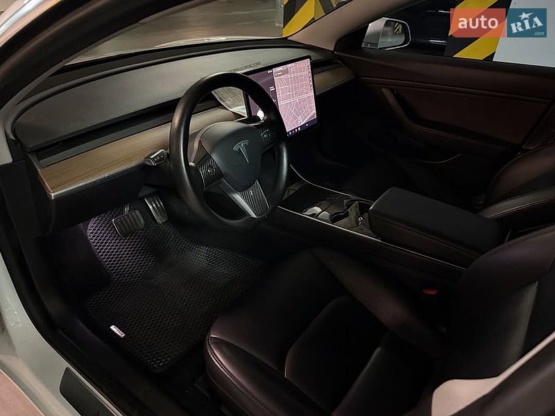 Седан Tesla Model 3 2020 в Львові