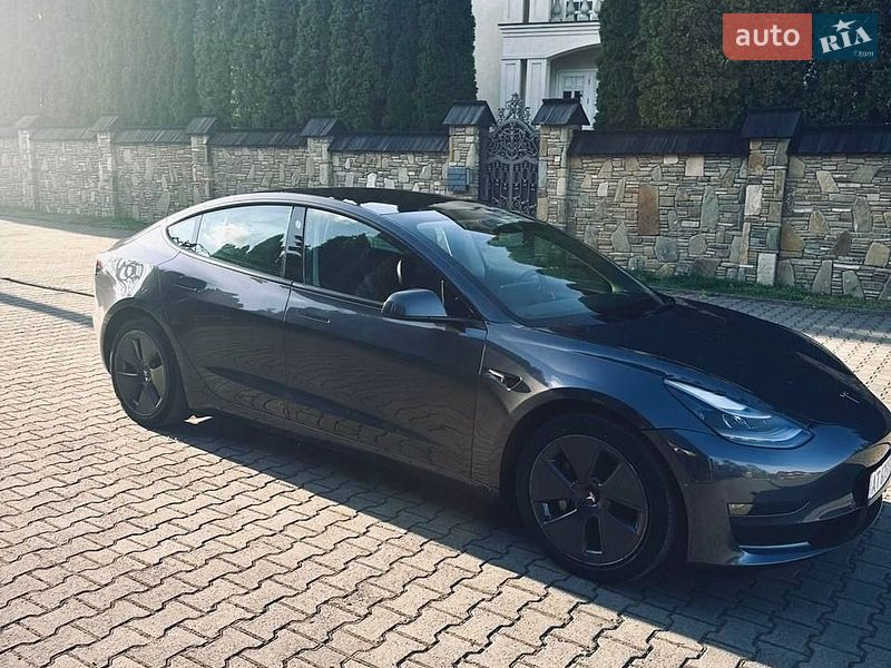 Седан Tesla Model 3 2022 в Надворной