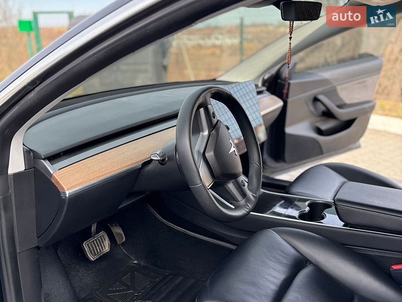 Седан Tesla Model 3 2020 в Жовкве