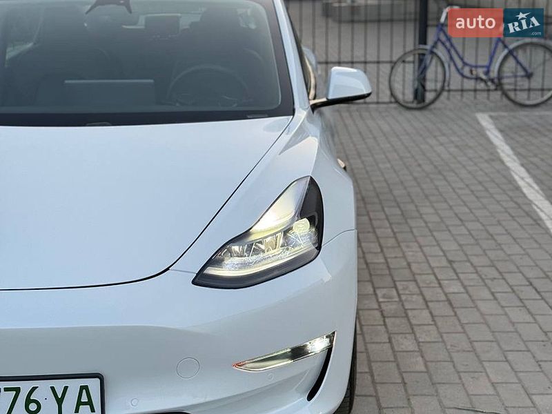 Седан Tesla Model 3 2021 в Луцке