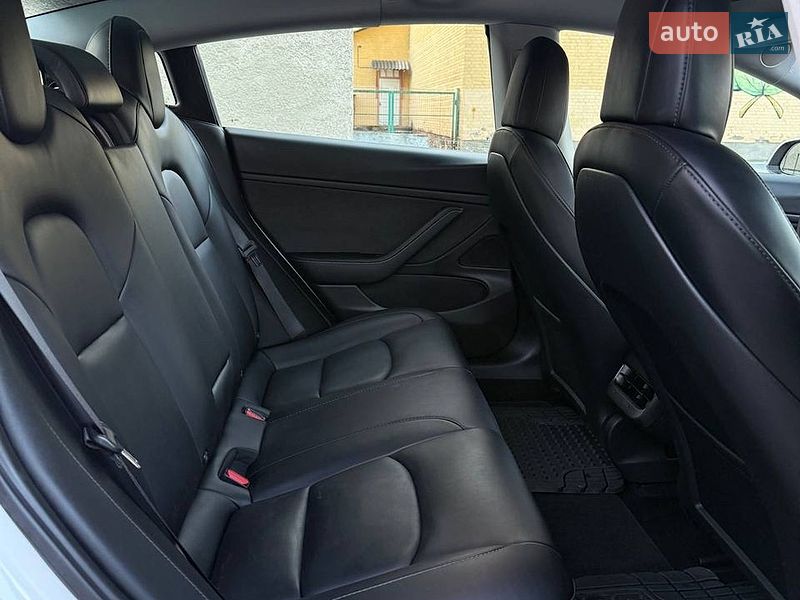 Седан Tesla Model 3 2021 в Луцке